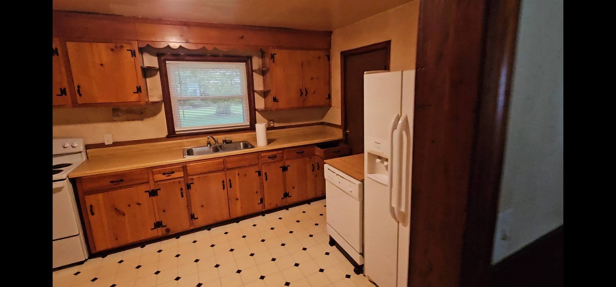 Kitchen – Before – DHM Construction Inc.