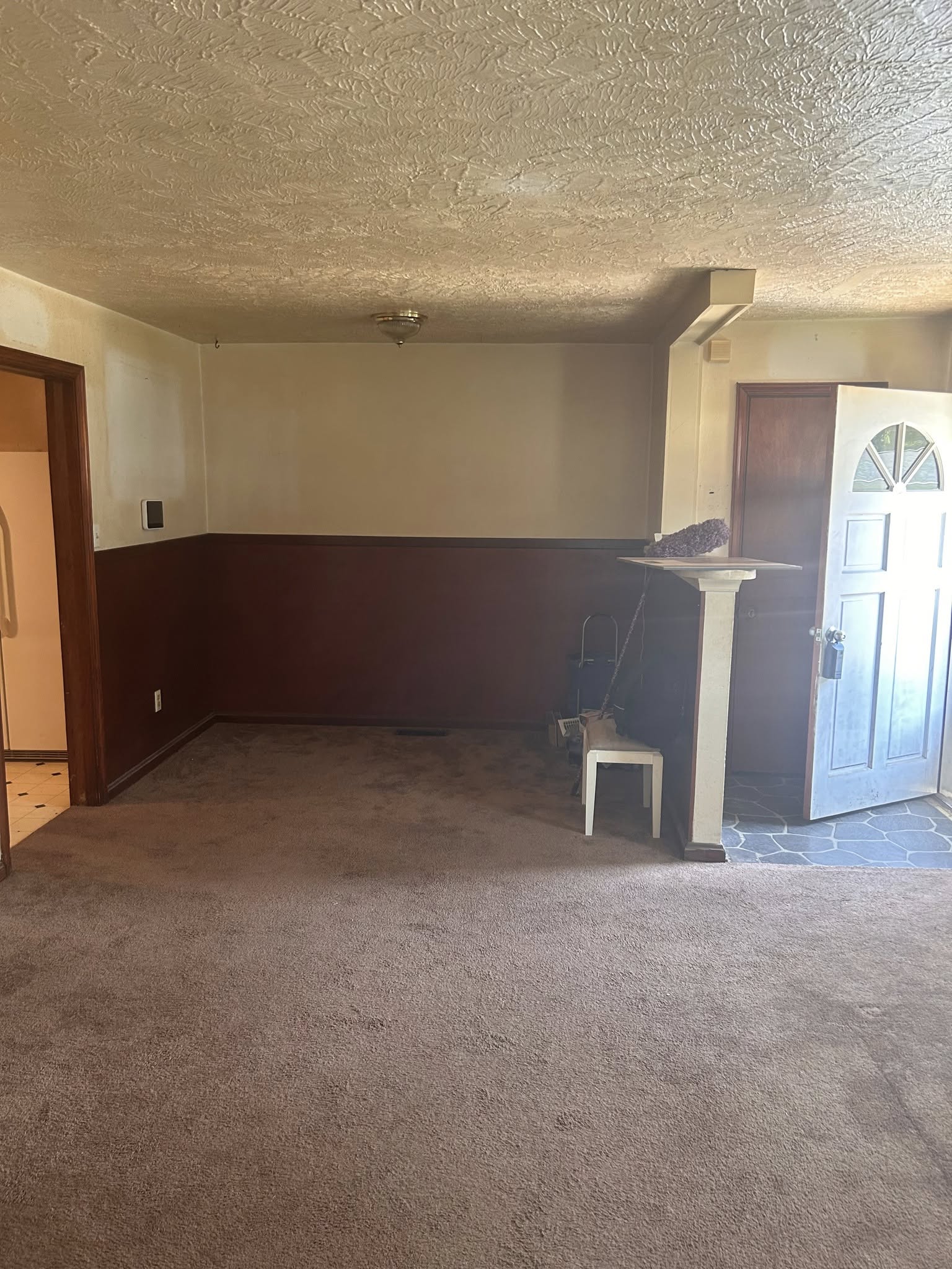 Living Room – Before – DHM Construction Inc.