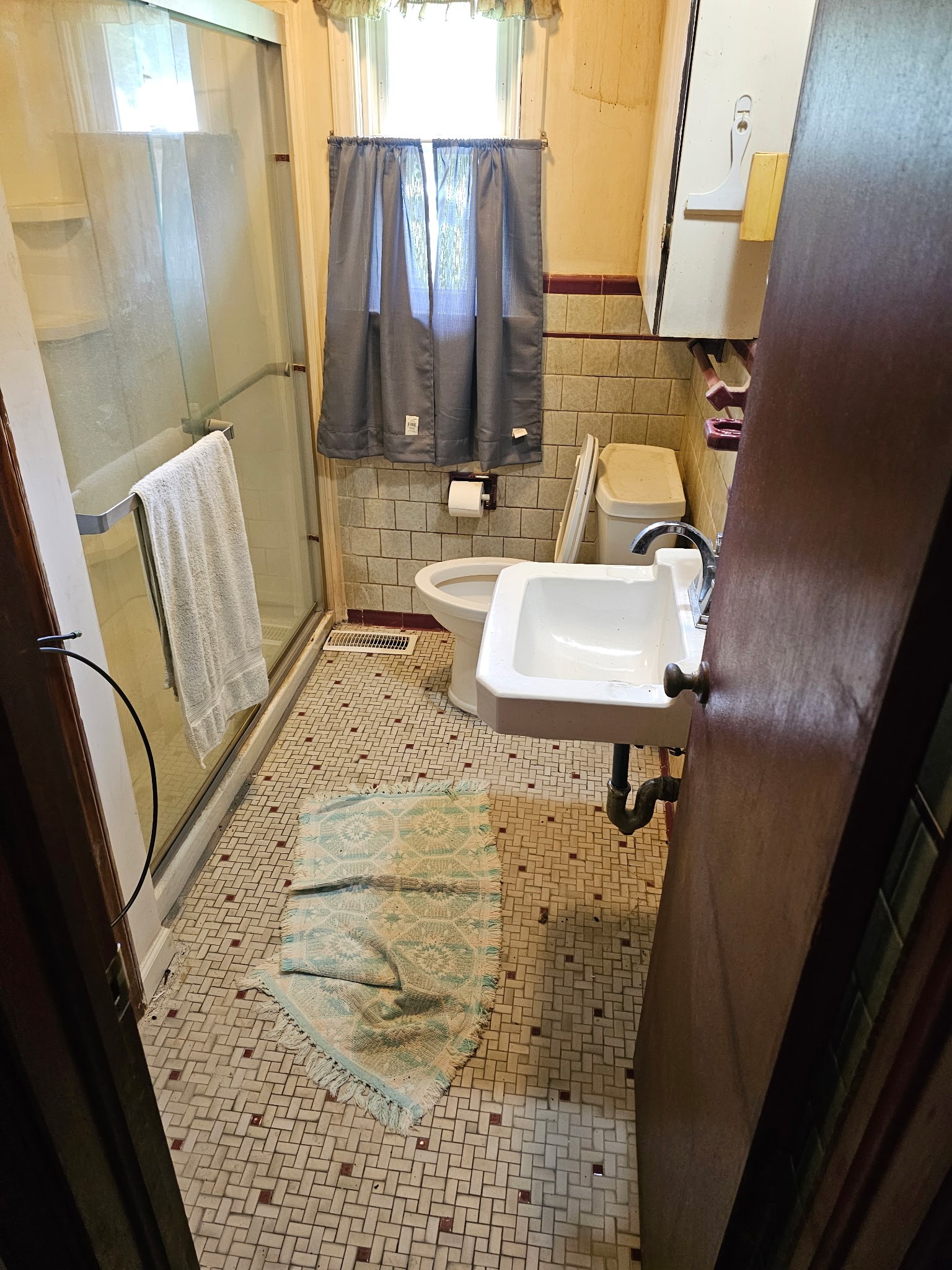 Bathroom – Before – DHM Construction Inc.